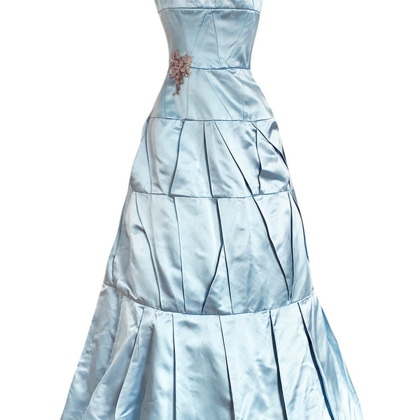 Thème Féerie. Robe de satin bleu glacier: Collection Couture P/E 1998.